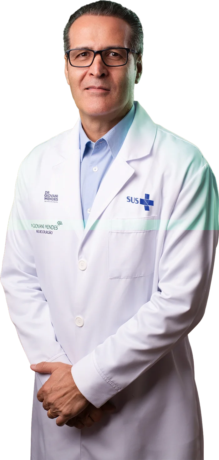 Dr. Giovani Mendes, neurocirurgião, de jaleco branco