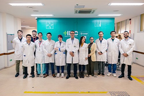 Dr. Giovani Mendes em atendimento clínico